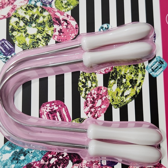 🔹️Betsey Johnson🔹️Pink and White Tongue Scrapers 2 Pieces - Picture 3 of 4